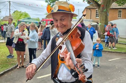Aston Abbotts Fete 2025 - On The Fiddle